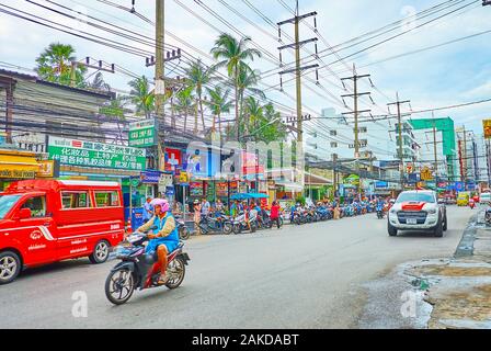 PATONG, THAÏLANDE - Mai 1, 2019 : Promenade le long de la route très fréquentée, bordée de nombreux étals de marché, les boutiques touristiques et restaurants de rue de Kathu district, on Ma Banque D'Images