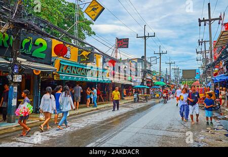 PATONG, THAÏLANDE - Mai 1, 2019 : la foule du Bangla Road, bordée de bars et restaurants touristiques populaires, fermé jusqu'au soir, le 1er mai à Patong Banque D'Images