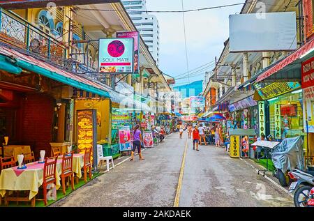 PATONG, THAÏLANDE - Mai 1, 2019 : l'étroite rue est bordée de cafés, boutiques de souvenirs, les salons de massage et tatto, largement répartis sur Phuket Islan Banque D'Images