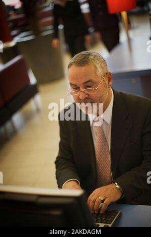 Middle aged businessman travaillant à son ordinateur. Banque D'Images
