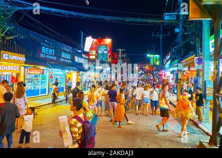 PATONG, THAÏLANDE - Mai 1, 2019 : promenade du soir à travers le monde Bangla Road - le centre de la vie nocturne touristique avec des clubs, bars, cafés et magasins, sur Banque D'Images