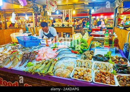 PATONG, THAÏLANDE - Mai 1, 2019 : l'échoppe de marché Bangla avec large gamme de poissons et de fruits de mer thaï sur la glace - les crevettes, les calamars, les homards, les huîtres, musse Banque D'Images