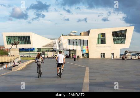 Musée de Liverpool et de la Mersey Ferries au coucher du soleil, Pier Head Liverpool, Liverpool, Merseyside, England, United Kingdom Banque D'Images