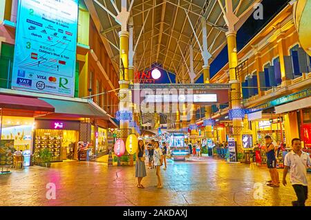 PATONG, THAÏLANDE - Mai 1, 2019 : La salle de centre commercial de Jungceylon moderne avec de grandes colonnes de métal, des lumières et de nombreux magasins différents, le 1er mai en P Banque D'Images