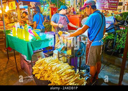 PATONG, THAÏLANDE - Mai 1, 2019 : Le petit étal de marché Banzaan Fresh propose des plats frais et savoureux jus de canne à sucre, le 1 mai à Patong Banque D'Images