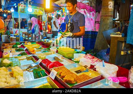 PATONG, THAÏLANDE - Mai 1, 2019 : La rue de Stalle avec produits frais du marché Banzaan Thai traditionnels bonbons - gâteaux de pâte de riz avec différentes saveurs de fruits Banque D'Images