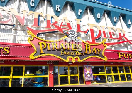 Pirates Bay entertainment arcade & bar, Central Pier, Blackpool, Lancashire, Angleterre, Royaume-Uni Banque D'Images