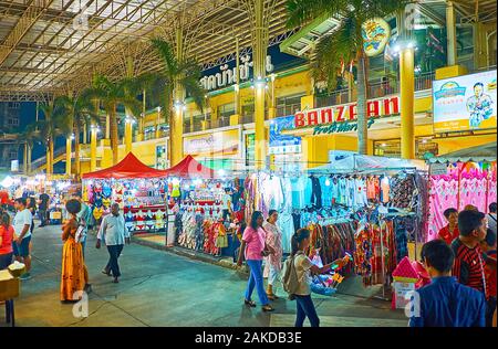 PATONG, THAÏLANDE - Mai 1, 2019 : à pied l'allée de vêtement Ministère des frais du marché Banzaan avec de nombreux étals éclairés, offrant des produits différents, sur Ma Banque D'Images