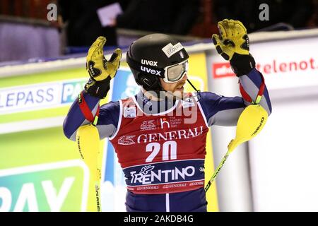 Madonna di Campiglio, Italie, 08 janv. 2020, Giuliano Razzoli lir sur la ligne d'arrivée pendant l'AUDI FIS World Cup - 3tre - Nuit - Ski slalom hommes - Crédit : LPS/Luca Tedeschi/Alamy Live News Banque D'Images