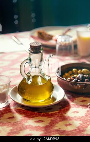 L'huile d'olive artisanale traditionnelle dans un distributeur d'huile carafe à pouvez Det Moulin à Huile d'olive en Soller, Majorque, Espagne Banque D'Images