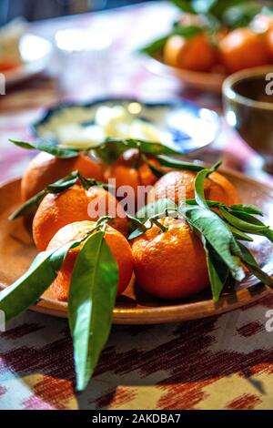 Mandarines avec les feuilles dans un bol, pouvez Det Moulin à Huile d'olive en Soller, Majorque, Espagne Banque D'Images