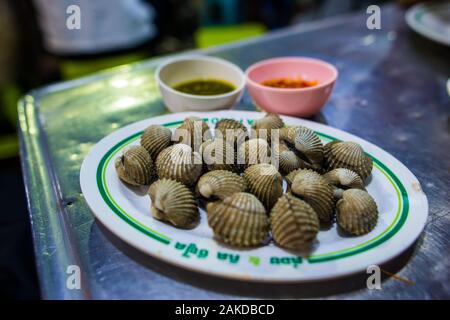 Bangkok/Thailand-December Thailand-December2019:Bangkok/2019 : sang bouilli les coques sur une plaque sur une table, avec des sauces de nuit dans Chinatown Bangkok Banque D'Images