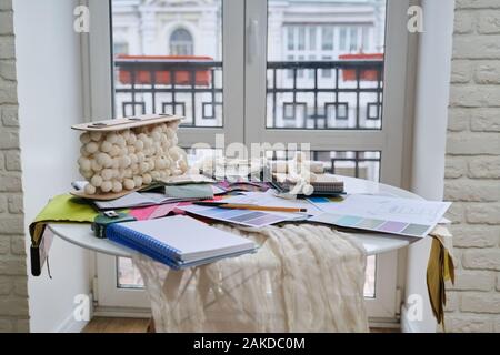 Lieu de travail de designer textile, sur le bureau avec les tissus des palettes Banque D'Images