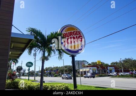 Vero Beach, FL/USA-1/6/90 : un Burger King panneau extérieur avec le concurrent McDonalds de l'autre côté de la rue à l'arrière-plan sur une journée ensoleillée. Banque D'Images