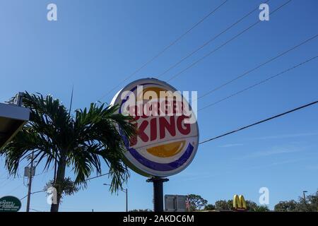 Vero Beach, FL/USA-1/6/90 : un Burger King panneau extérieur avec le concurrent McDonalds de l'autre côté de la rue à l'arrière-plan sur une journée ensoleillée. Banque D'Images