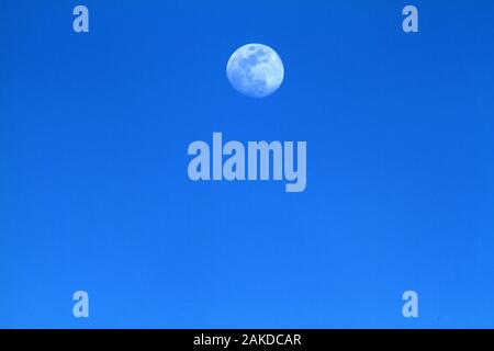 Lune vue sur le ciel pendant la journée Banque D'Images