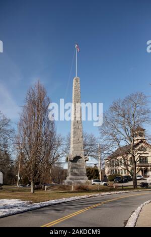 L'Isaac Davis Memorial sur Concord Road dans le centre-ville d'Acton, Massachusetts, USA. L'Acton Town Hall est à l'arrière-plan. Banque D'Images