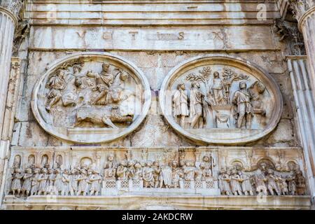 Bâtiments de la Rome antique, gros plan, détails de l'Arc de Constantin côté nord reliefs, Rome, Italie Banque D'Images