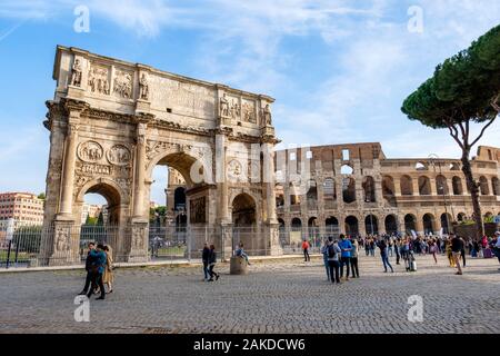 Bâtiments de la Rome antique, vue côté sud de l'Arc de Constantin reliefs et Colisée Rome, Colisée Rome, Rome, Italie Banque D'Images