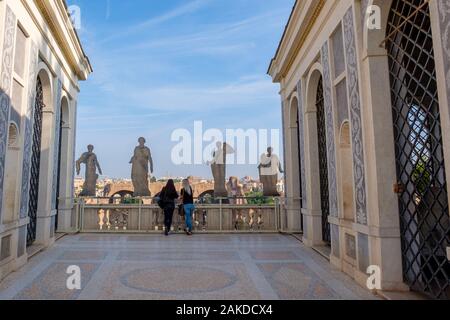 Bâtiments de la Rome antique, touristes aux volières de Farnèse, jardins Farnèse, colline du Palatin, Palatino, Rome, Italie Banque D'Images