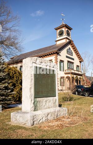 Le monument commémoratif de la Seconde Guerre mondiale dans le centre-ville d'Acton, Massachusetts, USA, avec l'hôtel de ville en arrière-plan. Banque D'Images