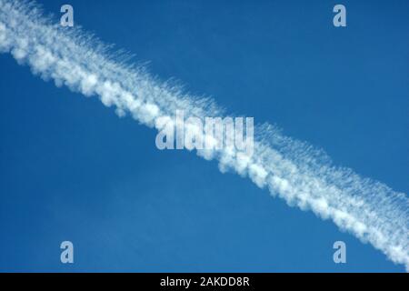 Traînée laissée par avion en vol Banque D'Images