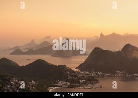 Vue du coucher du Parque da Cidade City Park lookout dans Niteroi, donnant sur Rio de Janeiro. Banque D'Images