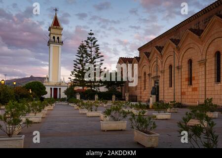 Coucher du soleil à St Dionysos église dans la ville de Zakynthos, Grèce. Banque D'Images