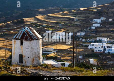 Ancien moulin à vent et Chora village sur l'île de Kimolos en Grèce. Banque D'Images