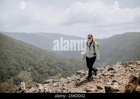 Sentier de randonnée femelle dans le parc national de Kahurangi, Nouvelle-Zélande Banque D'Images