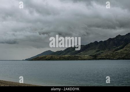 Nuages orageux sur les montagnes entourant le lac Hawea, Nouvelle-Zélande Banque D'Images