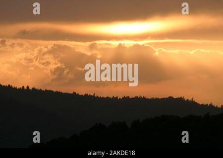 Paysage de montagne avec coucher de soleil Banque D'Images