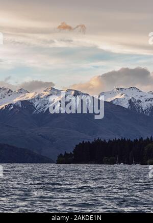 Coucher de soleil heure bleue sur les hautes montagnes et le lac Wanaka, Nouvelle-Zélande Banque D'Images