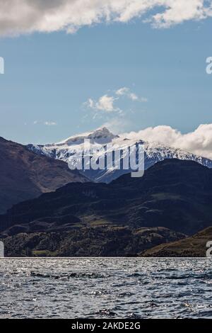 Montez les tours aspirantes au-dessus du lac Wanaka en Nouvelle-Zélande, par une journée ensoleillée Banque D'Images
