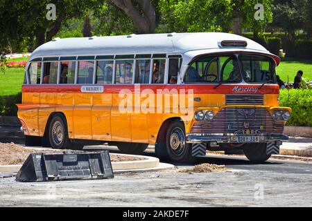 L'ancien bus de Malte, qui est maintenant une chose du passé et considéré avec une profonde nostalgie Banque D'Images