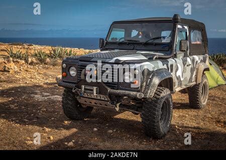 MELLIEHA, MALTE - Octobre 5, 2014 : l'emblématique et légendaire Land Rover Defender a été publié en 1983 et malheureusement s'éteint de la production en décembre 2015. Banque D'Images