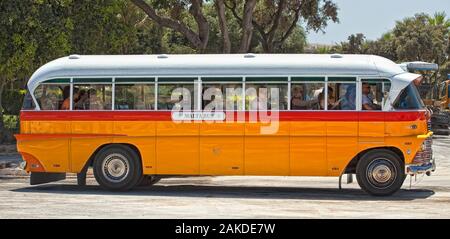 L'ancien bus de Malte, qui est maintenant une chose du passé et considéré avec une profonde nostalgie Banque D'Images