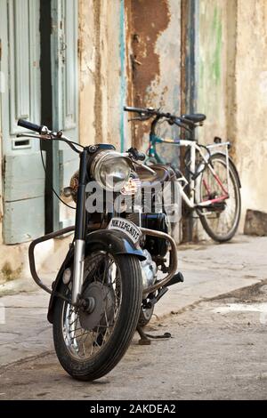 La Valette, MALTE   JUIL 06 - une vieille moto Royal Enfield Bullet 350 dans les rues de La Valette à Malte. Banque D'Images