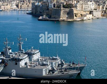 La Valette, MALTE - 22 févr. 2009 - Royal Navy HMS M111 destiné au chasseur Blyth prépare à quitter le port au Grand Port à Malte Banque D'Images