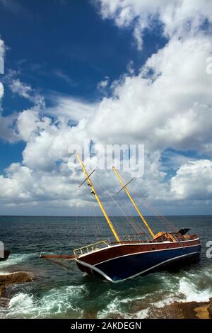 Goélette des naufragés échoués sur le littoral et sur les roches Banque D'Images