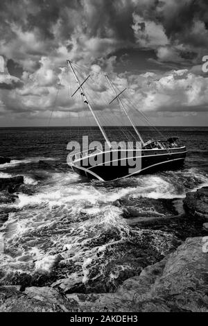 Goélette des naufragés échoués sur le littoral et sur les roches Banque D'Images