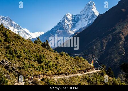Randonnée le long du sentier de Basecamp Everest au Népal vers Ama Dablam Banque D'Images