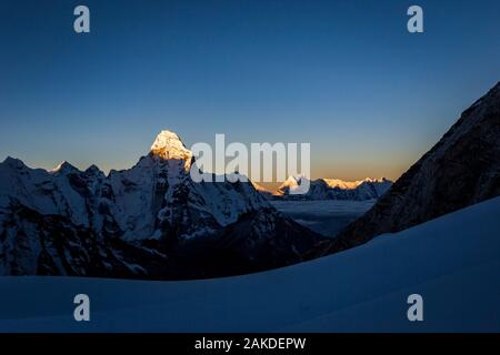 Coucher de soleil alpin sur les montagnes avec Ama Dablam dans l'Himalaya Banque D'Images