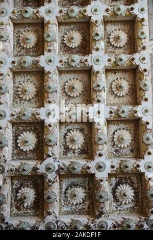 Porte détaillée à l'une des portes du fort mehrangarh en Inde. Banque D'Images