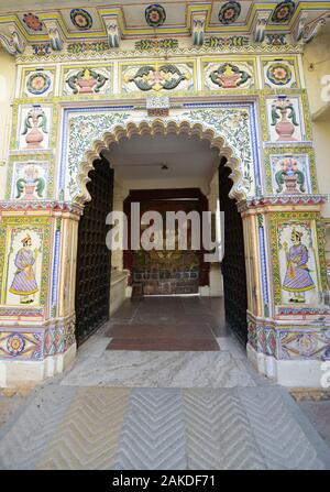 Une porte colorée dans le palais de la ville d'Udaipur. Banque D'Images