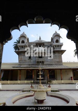 Le Beau Palais Du Jardin Du Lac (Jag Mandir) Sur Le Lac Pichola À Udaipur. Banque D'Images