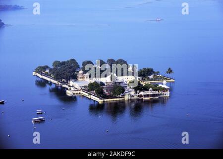 Le Beau Palais Du Jardin Du Lac (Jag Mandir) Sur Le Lac Pichola À Udaipur. Banque D'Images