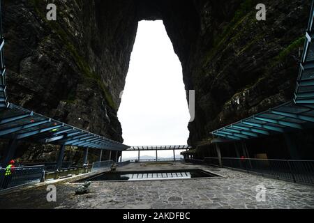 Arche naturelle de la porte du ciel au sommet de la montagne Tianment, Zhangjiajie, Chine. Banque D'Images