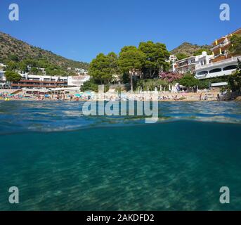Mer Méditerranée plage urbaine en été en Espagne sur la Costa Brava avec du sable sous l'eau, vue fractionnée sur et sous la surface de l'eau, Catalogne, Roses Banque D'Images