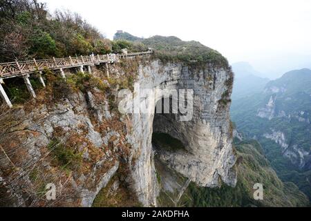 Vue sur l'arche naturelle de la porte du ciel depuis le sommet de la montagne Tianmen à Zhangjiajie, en Chine. Banque D'Images